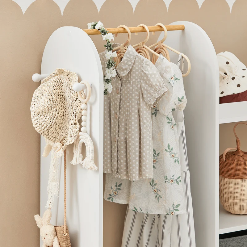 SoBuy KMB40-W Armoire Enfant Penderie Enfant avec Portant Vêtements Garde-Robe avec 3 Étagères Panier en Tissu et 3 Crochets Petite Armoire Etagere Blanc 97x35x108 cm